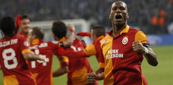 Didier Drogba z Galatasaray slaví gól na Schalke v odvet osmifinále Ligy