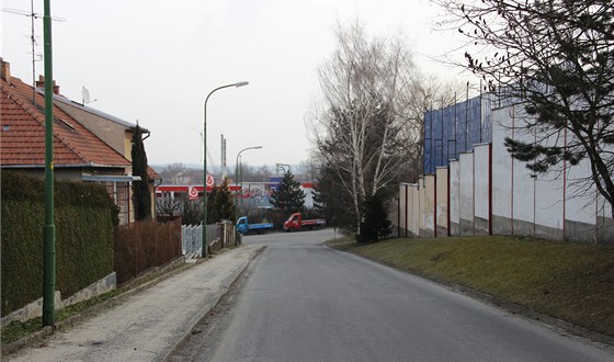 Okrajová ulice v Třebíči. Nalevo je dům Otakara Dvořáka, vprav o je překladiště