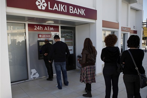 U bankomatů po celém Kypru se objevily hloučky lidí vybírajících peníze. Snaží