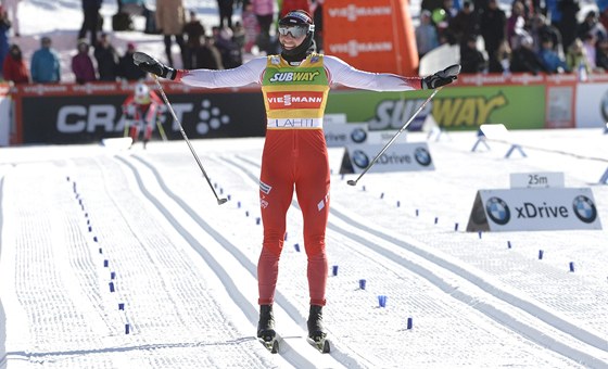 Justyna Kowalczyková na trati závodu na deset kilometr klasickou technikou v