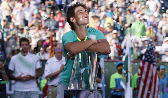 IVOT JE KRÁSNÝ. Rafael Nadal s irokým úsmvem pózuje s trofejí pro vítze