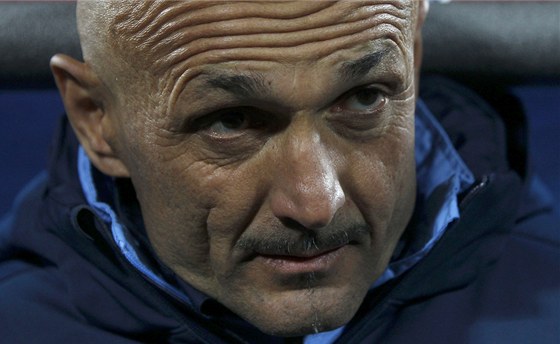 Trenér Luciano Spalletti ze Zenitu Petrohrad sleduje své svence.