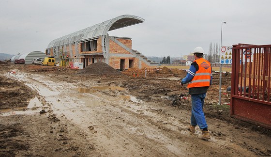 Konenou podobu by ml mít stadion do konce ervna, Zbývá dokonit tribunu se zázemím pro sportovce a také becký tunel.