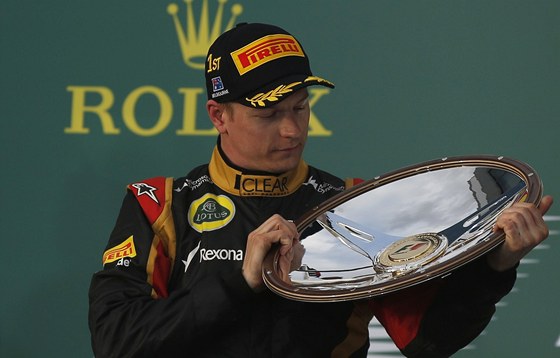 Finský pilot Kimi Räikkönen si prohlíí trofej pro vítze Velké ceny Austrálie