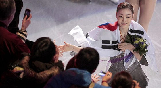 Korejská krasobruslaka Kim Ju-na slaví titul s fanouky.