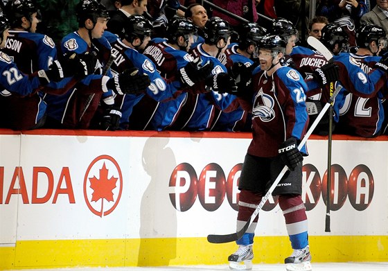 GRATULUJEME. Milan Hejduk pijímá od spoluhrá na coloradské stídace