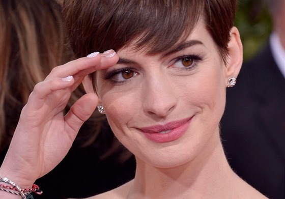 Nehty zdobené perličkami měla Anne Hathawayová na předávání Zlatých Glóbů.