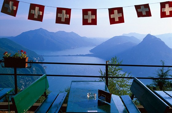 Zahrádka s vyhlídkou na Monte Bré a Lago di Lugano ve výcarském kantonu Ticino