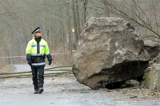 Skalní masiv který se zítil v Táboe v bezprostední blízkosti silnice na