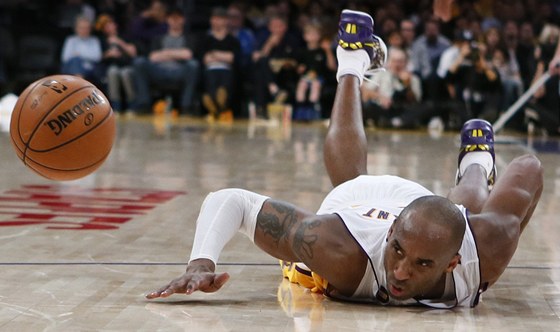 Kobe Bryant z Los Angeles Lakers skáče po míči.