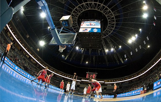 O2 ARENA PATÍ BASKETBALU. Momentka ze zápasu eských reprezentant do 19 let a