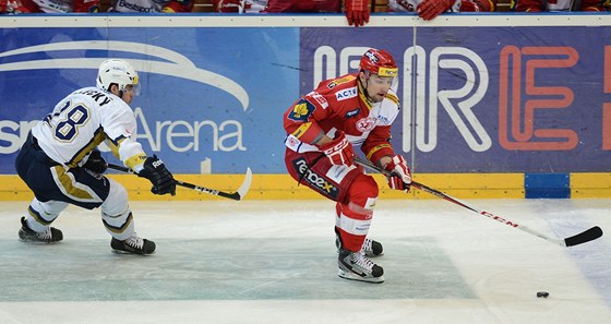 Luká Krenelok (vpravo) z praské Slavie uniká kladenskému Janu Daleckému.