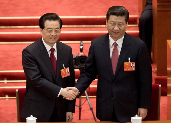 Nový prezident Si in-pching (vpravo) si tese rukou se svým o deset let