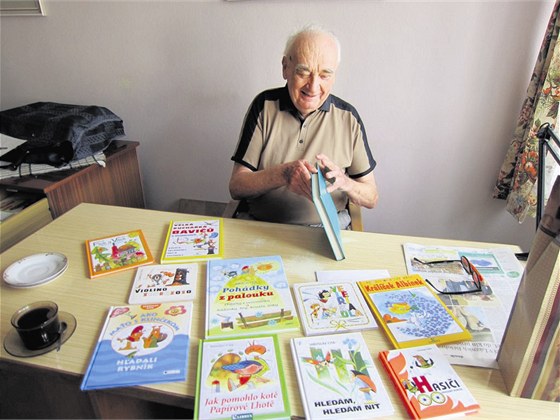Výtvarník a filma Jaroslav Cita se svými kníkami, snímek jej zachytil pi jeho ptaosmdesátých narozeninách.