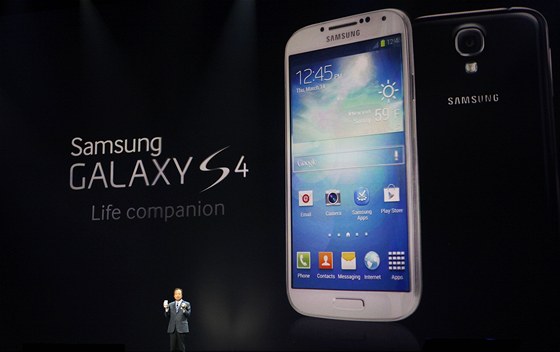 éf Samsungu J.K. Shin práv pedstavuje nový model Galaxy S 4