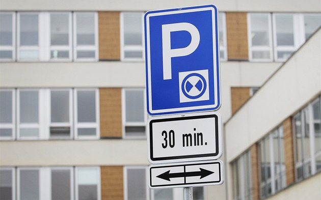 Řidiči šidili při parkování, kotouč za oknem opatřili hodinovým strojkem -  iDNES.cz