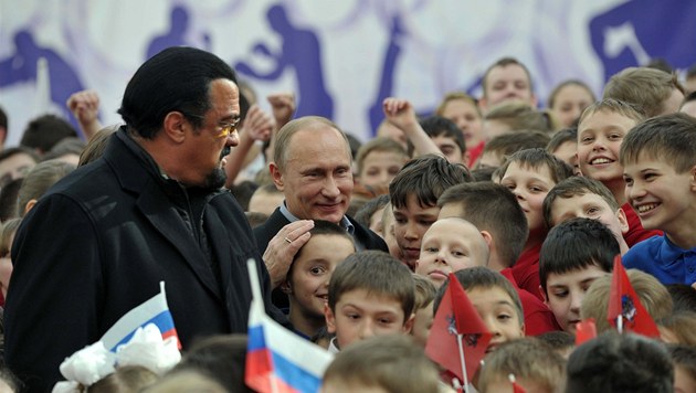 Podpora Ruska mezi západními celebritami chabne, Putinovi zůstal jen Seagal