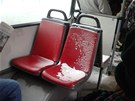 Jak se sníh dostal do autobusu, nikdo neví.