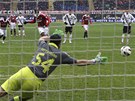 PENALTA. Italský fotbalista Mario Balotelli z AC Milán dává gól z pokutového