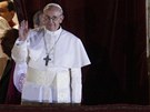 Pape Frantiek mává davm ve Vatikánu