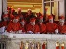 Kardinálové sledují projev nového papee Frantika k vícím na Svatopetrském...