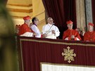 Pape Frantiek promluvil k vícím z centrálního balkonu Baziliky svatého...