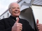 Monsignor Michael McPartland z Falklandských ostrov ukazuje spokojenost s