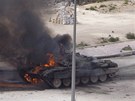Zniený tank syrské armády poblí Damaku (19. bezna 2012).