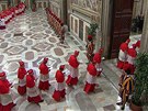 Kardinálové vchází do Sixtinské kaple, aby zahájili volbu nového papee (12.