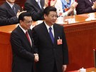 Prezident Si in-pching blahopeje nov zvolenému premiérovi Li Kche-chiangovi.