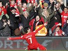 PED FANOUKY. Luis Suárez z Liverpoolu jásá pos vé tref do sít Tottenhamu.