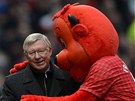 MÁM VÁS RÁD, SIRE! Maskot objímá trenéra Manchesteru United Alexe Fergusona