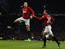 SKÁKAJÍCÍ STELEC. Wayne Rooney slaví s Robinem van Persiem svou trefu v zápase