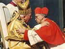Bergoglio na setkání s papeem Janem Pavlem II. v roce 2001.