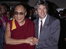 Na univerzit Yale vystoupil i Dalajlama. Doprovodil jej Richard Gere (1991).