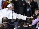 Pape Frantiek ehná ped svou inaugurací ve Vatikánu tisícm poutník (19.