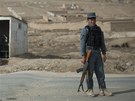 Afghánský policista dohlíí na bezpenost ve strategické provincii Vardak.