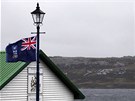 Vlajka Falklandských ostrov vlaje na sloupu ve mst Stanley na Falklandách. V...