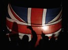 Obyvatelé Falkland slaví s vlajkou Velké Británie výsledky referenda o setrvání...