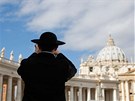 Knz si fotí kolonádu s bazilikou svatého Petra ve Vatikánu. (10. bezna 2013)