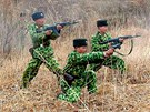 Severokorejtí vojáci pi armádním cviení na neupesnném míst v KLDR. (11....
