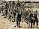 Jihokorejtí vojáci rozmisují ostnatý drát u demilitarizovaného pásma, které...