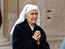 Jeptika se modlí ped zaátkem konkláve ve Vatikánu. (12. bezna 2013)