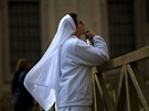 Jeptika se modlí ped zaátkem konkláve ve Vatikánu. (12. bezna 2013)