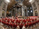 Kardinálové bhem slavnostní bohosluby v bazilice svatého Petra ped volbou