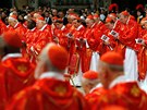 Kardinálové bhem slavnostní bohosluby v bazilice svatého Petra ped volbou