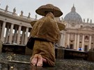 Sledovat volbu papee piel do Vatikánu i tajemný bosý poutník v prostém...