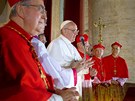 estasedmdesátiletý Bergoglio se nejdíve pomodlil za emeritního papee...
