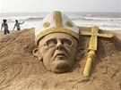 Indický umlec dokonil ve tvrtek ráno na plái ve mst Puri sochu z písku s...
