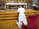 Pape Frantiek kleí pi ranní modlitb ped ikonou Panny Marie uvnit...